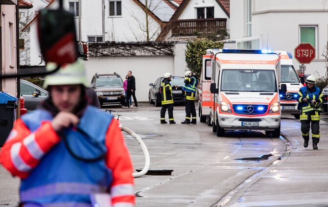Brand in Leutenbach: Dach wird abgedeckt - Bild 17_21