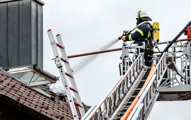 Brand in Leutenbach: Dach wird abgedeckt - Bild 16_22