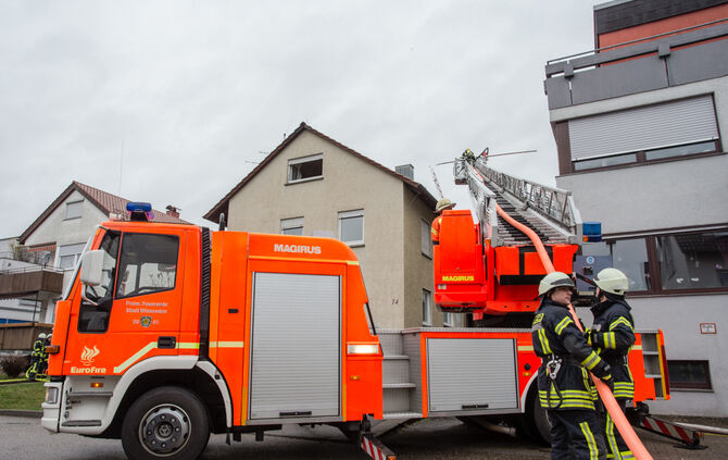 Brand in Leutenbach: Dach wird abgedeckt - Bild 15_23