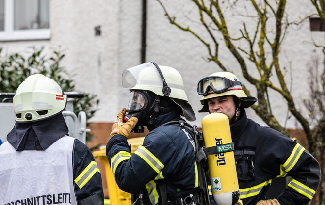 Brand in Leutenbach: Dach wird abgedeckt - Bild 13_25