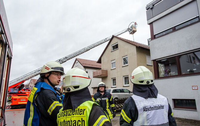 Brand in Leutenbach: Dach wird abgedeckt - Bild 12_26