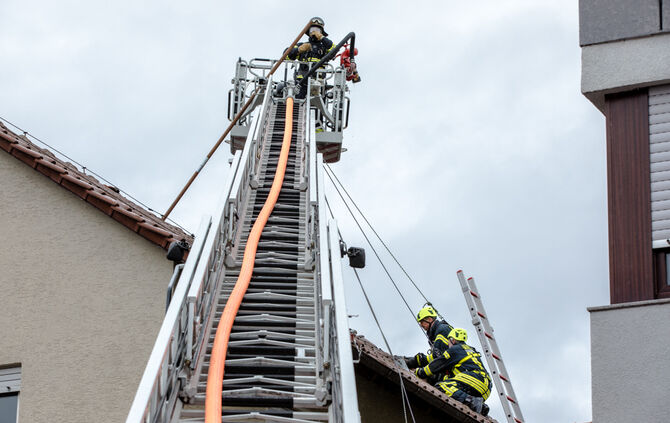 Brand in Leutenbach: Dach wird abgedeckt - Bild 10_28