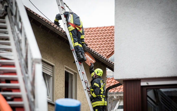 Brand in Leutenbach: Dach wird abgedeckt - Bild 09_29