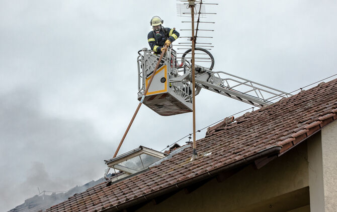 Brand in Leutenbach: Dach wird abgedeckt - Bild 08_30