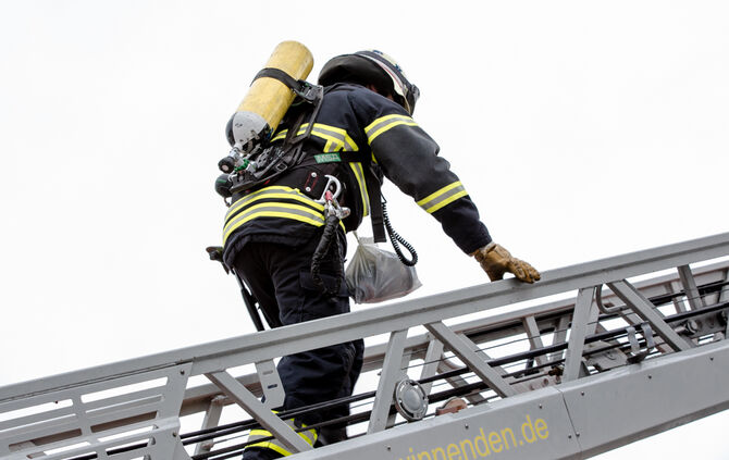 Brand in Leutenbach: Dach wird abgedeckt - Bild 06_31