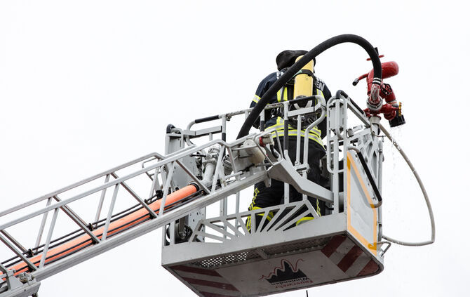 Brand in Leutenbach: Dach wird abgedeckt - Bild 05_32