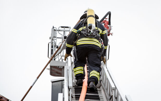 Brand in Leutenbach: Dach wird abgedeckt - Bild 04_33