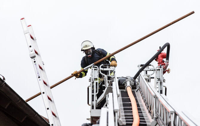 Brand in Leutenbach: Dach wird abgedeckt - Bild 03_34