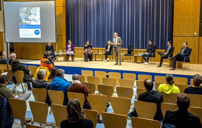 Podiumsdiskussion zum Rechtsanspruch auf Ganztagesbetreuung, v.l.: Roland Jeck (Schulamt BK), Michaela Schönau (Silcherschule),