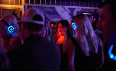 Symbolbild Kopfhörer Party