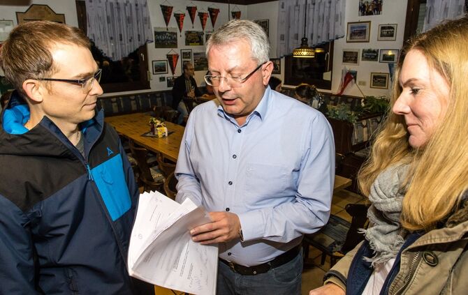 SF Höfen-Baach, Unterschriftenübergabe an den Verwaltungsvorstand Michael Bredow (Mitte), Winnenden, 23.11.2023.