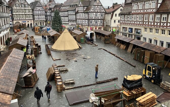 Weihnachtsmarktaufbau