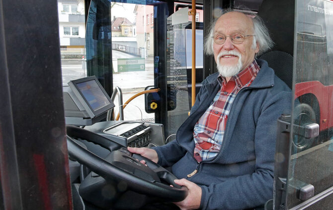Vom Rektor zum Busfahrer Martin Schupp aus Berglen wagte Neustart