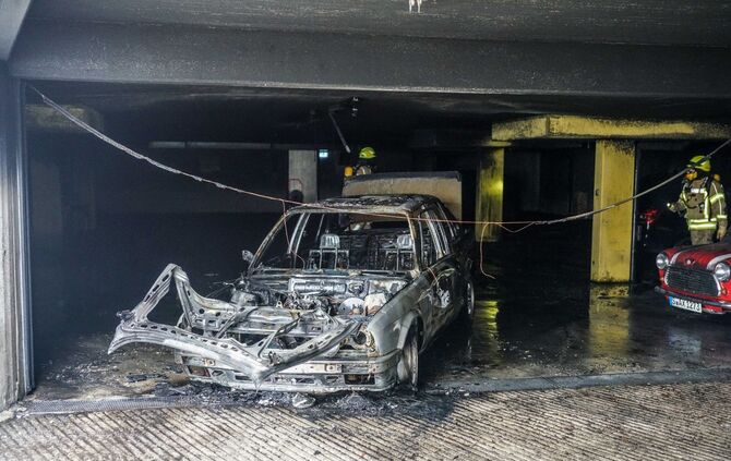 Oldtimer brennt in Stettener Tiefgarage: Angrenzende Wohnhäuser evakuiert_0