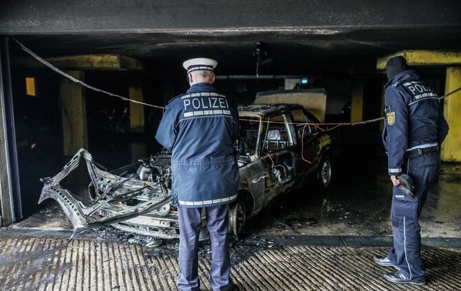 Oldtimer brennt in Stettener Tiefgarage: Angrenzende Wohnhäuser evakuiert_1