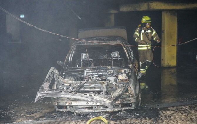 Oldtimer brennt in Stettener Tiefgarage: Angrenzende Wohnhäuser evakuiert_4