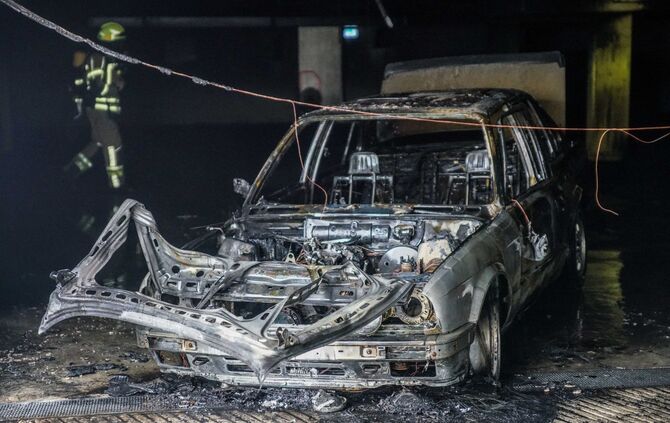 Oldtimer brennt in Stettener Tiefgarage: Angrenzende Wohnhäuser evakuiert_5