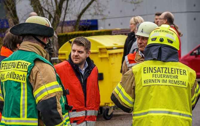 Oldtimer brennt in Stettener Tiefgarage: Angrenzende Wohnhäuser evakuiert_8