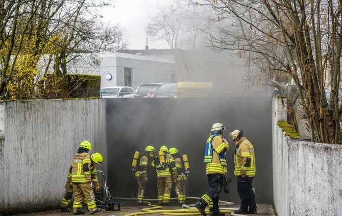 Oldtimer brennt in Stettener Tiefgarage: Angrenzende Wohnhäuser evakuiert_10