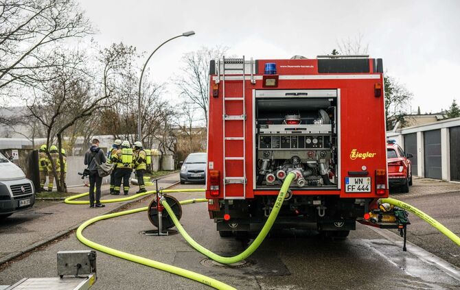 Oldtimer brennt in Stettener Tiefgarage: Angrenzende Wohnhäuser evakuiert_11