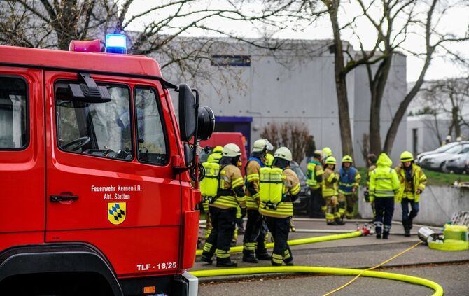 Oldtimer brennt in Stettener Tiefgarage: Angrenzende Wohnhäuser evakuiert_12