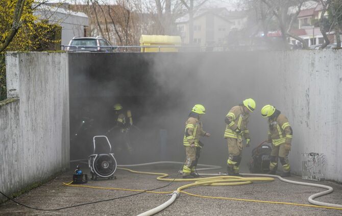 Oldtimer brennt in Stettener Tiefgarage: Angrenzende Wohnhäuser evakuiert_13