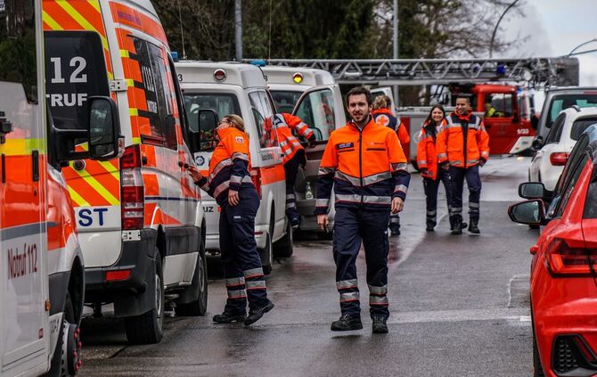 Oldtimer brennt in Stettener Tiefgarage: Angrenzende Wohnhäuser evakuiert_15