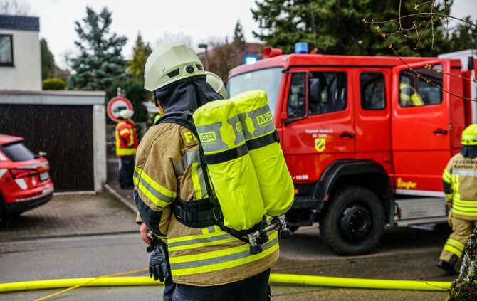 Oldtimer brennt in Stettener Tiefgarage: Angrenzende Wohnhäuser evakuiert_16