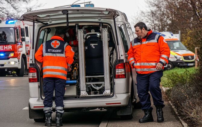 Oldtimer brennt in Stettener Tiefgarage: Angrenzende Wohnhäuser evakuiert_17
