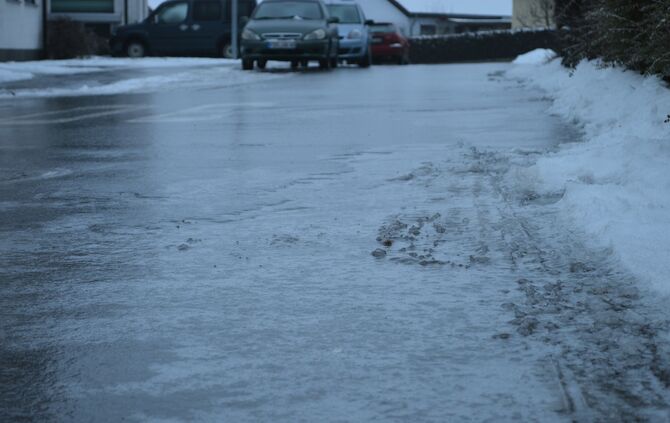 Kopie von Glatteis Glätte Verkehr Straße Eis Winter Symbolbild Symbol