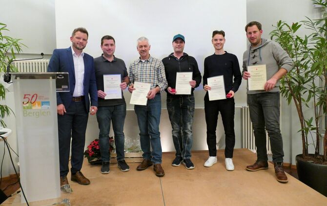Ehrung der Mehrfachblutspender durch Bürgermeister Holger Niederberger (l.): Fabian Rauth (zehnmal), Gerhard Geiger (100-mal), Steffen Hasmüller (zehnmal) Marc Schnelle (zehnmal), Jonas Bühring (50-mal), (v.l.) Nicht auf dem Foto sind Tina Eisermann und J