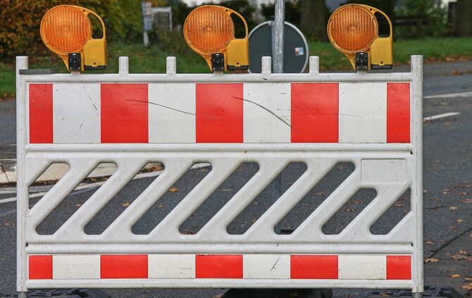 Baustelle Sperrung Straßensperrung Warnbake Symbolfoto