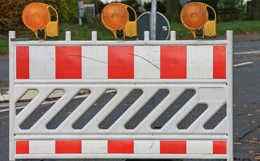 Baustelle Sperrung Straßensperrung Warnbake Symbolfoto