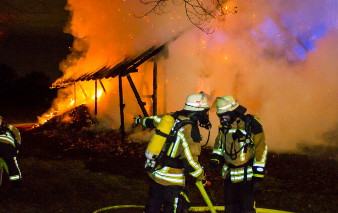 Scheune brennt lichterloh - Bild 14_1