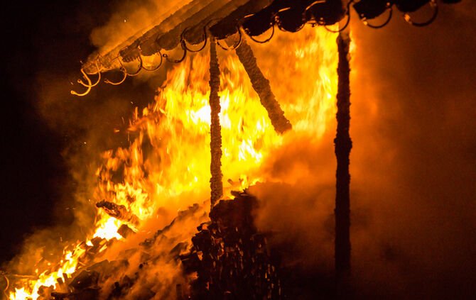 Scheune brennt lichterloh - Bild 16_9