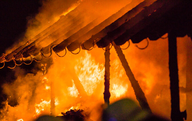 Scheune brennt lichterloh - Bild 15_10