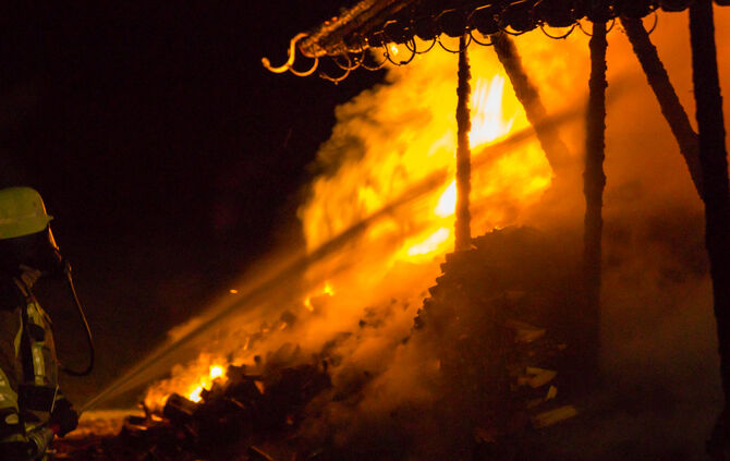 Scheune brennt lichterloh - Bild 04_20
