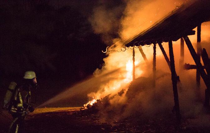 Scheune brennt lichterloh - Bild 03_21