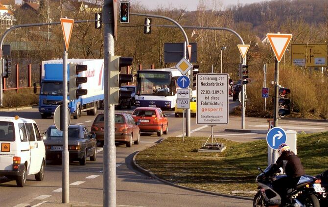 Remseck Neckarbruecke bei Neckarrems Baustelle mit Sperrung