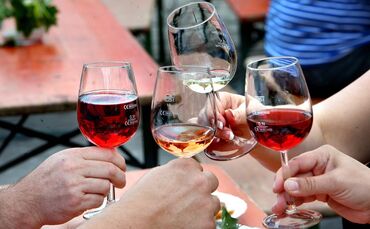 Wein Anstoßen Trinken Weinfest Alkohol Symbol Symbolbild symbolfoto