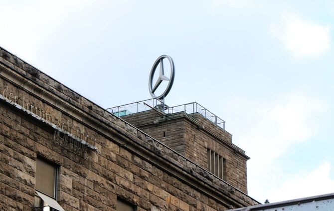 Hauptbahnhof stuttgart daimlerstern symbol symbolbild symbolfoto