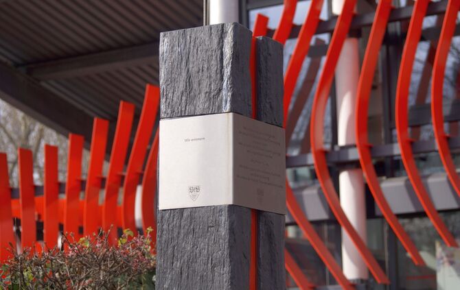 Gedenk-Stele vor dem Clubzentrum des VfB Stuttgart_0