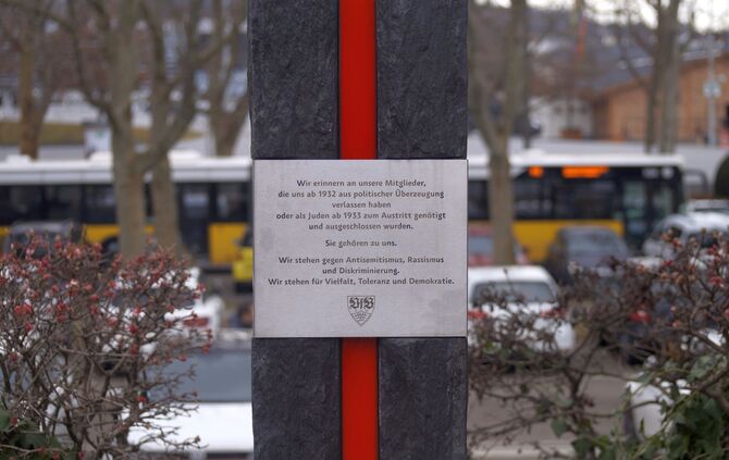 Seit März 2019 steht vor dem Clubzentrum des VfB Stuttgart eine Gedenk-Stele_1