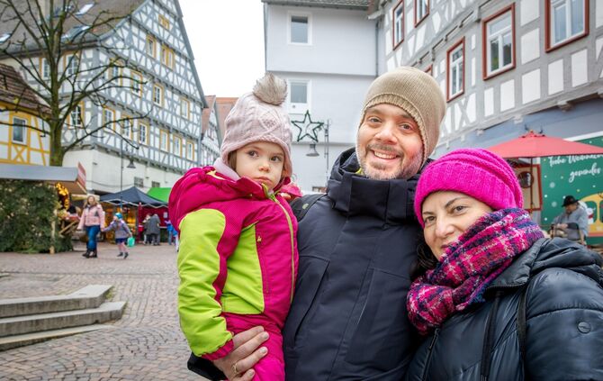 Einkaufen in Waiblingen, v.l. Eleonora, Marc und Wali Hopstock, 16.12.2023.