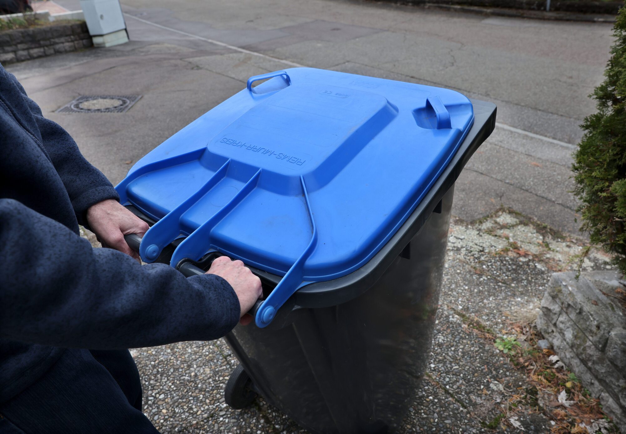 Wann Wird Die Blaue Tonne Abgeholt Vandalismus-Gefahr? Blaue Tonne wird in Winnenden 2024 schon montags
