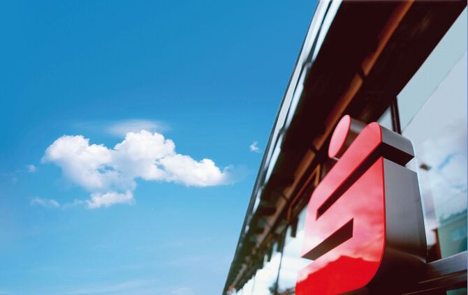 Sparkassen-S an der Fassade