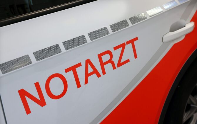 DRK Krankenwagen Rettungswagen Notarzt Notruf Deutsches Rotes Kreuz Rettungsdienst Symbol Symbolfoto Symbolbild
