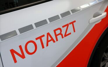 DRK Krankenwagen Rettungswagen Notarzt Notruf Deutsches Rotes Kreuz Rettungsdienst Symbol Symbolfoto Symbolbild