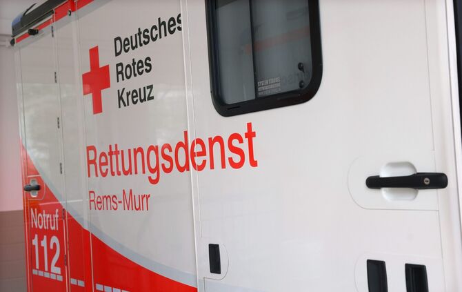 DRK Krankenwagen Rettungswagen Notarzt Notruf Deutsches Rotes Kreuz Rettungsdienst Symbol Symbolfoto Symbolbild