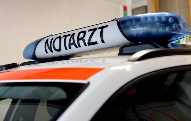 DRK Krankenwagen Rettungswagen Notarzt Notruf Deutsches Rotes Kreuz Rettungsdienst Symbol Symbolfoto Symbolbild
